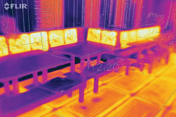 Sichtbarmachung der Wärmeverteilung mit IR-Messung: Bänke und Boden sind körperwarm.
