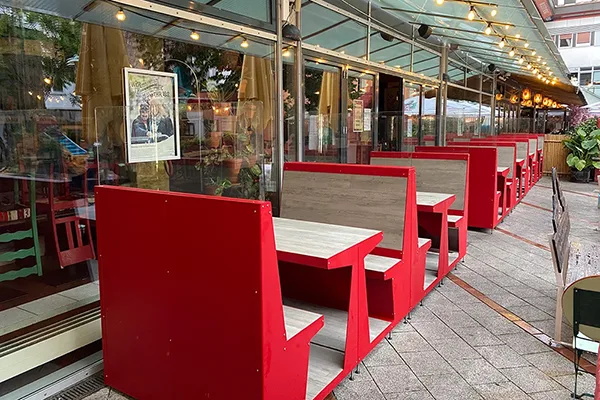 Außenbereich des Restaurants el Taquito mit beheizbaren Sitzgruppen
