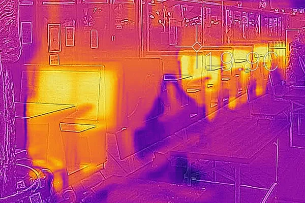 Infrarotaufnahme Außenbereich Restaurant El Taquito in Karlsruhe: Bänke, Tische und Boden sind wohlig warm.