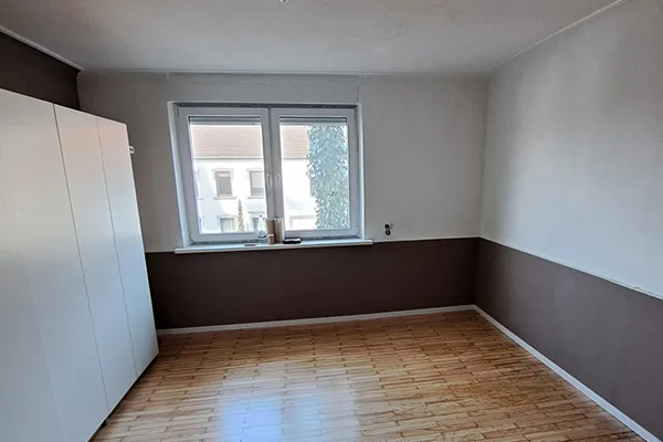leerer Raum mit unsichtbar verbauten Heizmodulen