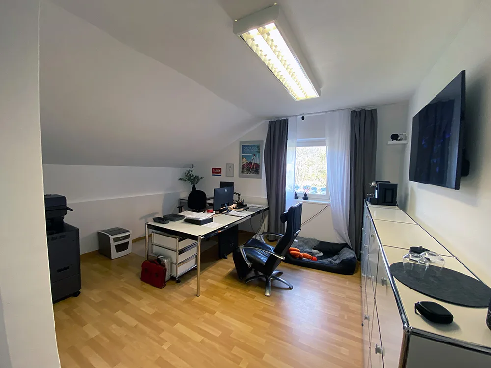 Büro mit unsichtbar verbauter Heizung im unteren Drittel der Wand.