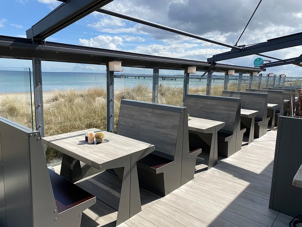 Capolino Puro Lounge an der Ostsee; Restaurant im Kaltwintergarten mit beheizten Sitzgruppen