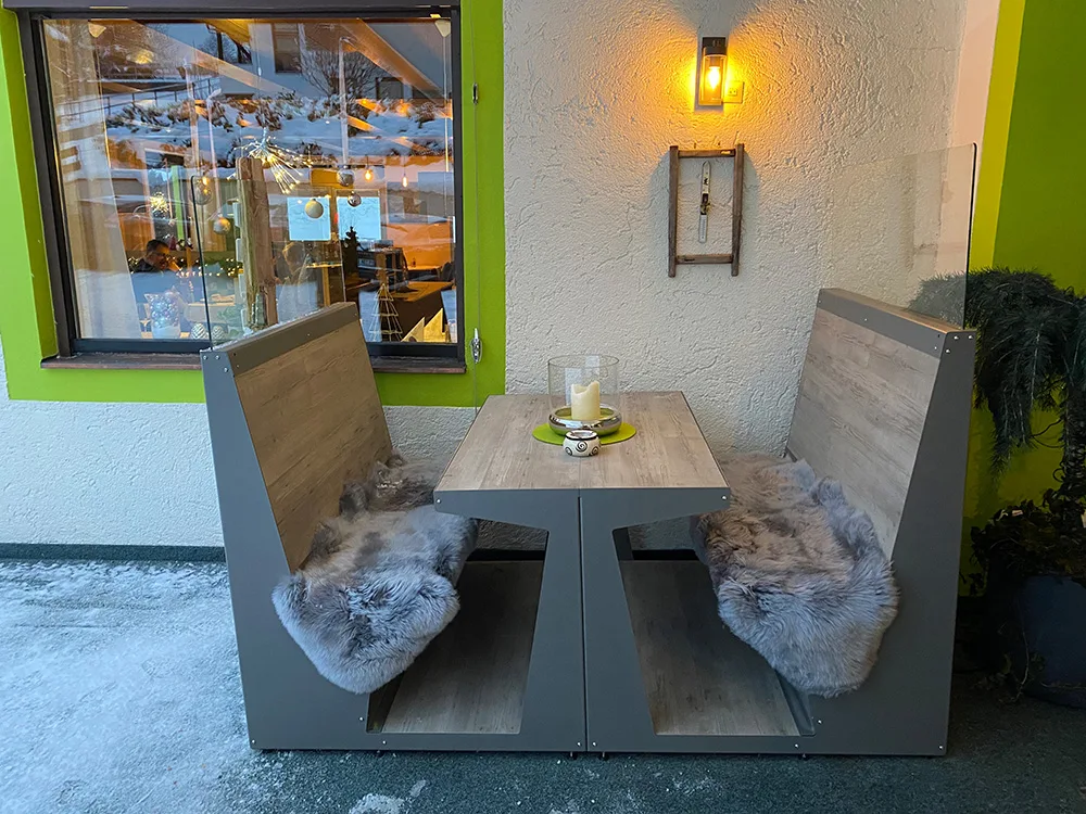 Hotel Witt: gemütliche Außensitzgruppe mit Kunst-Fellen auf den Sitzflächen
