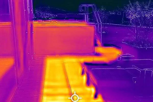 Der Weg zum Pool im Wellnesshotel Jagdhof ist wohlig warm.  Die unsichtbar verbauten Heizmodule werden bei der Infrarotaufnahme sichtbar.  