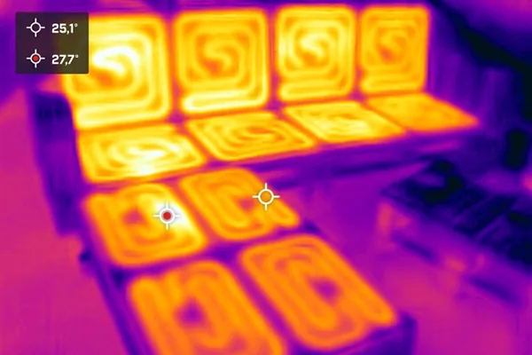 Infrarotaufnahme der Paletten-Lounge: Sitzflächen und Rückenlehnen sind angenehm warm