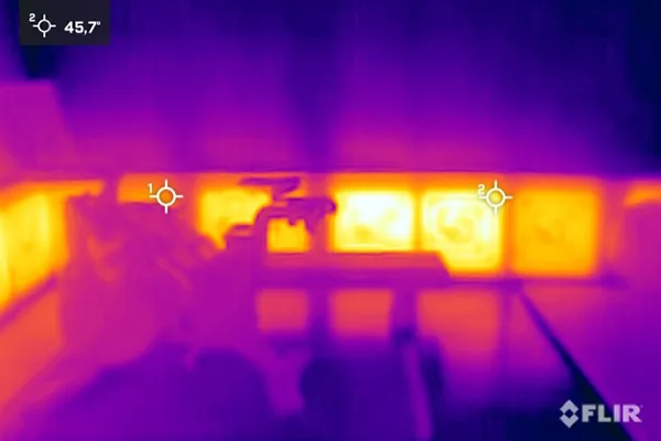 Infrarotaufnahme des Fitnessraums: Das untere Drittel der Wände ist wärmer als die Umgebung. 